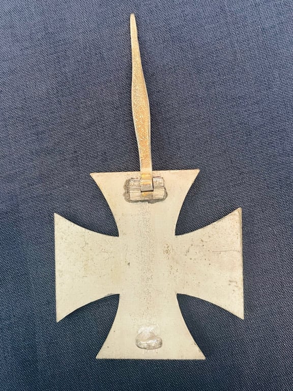 WW2 GERMAN CASED IRON CROSS 1st CLASS WITH MAKER STAMP AND MATCHING NAMED MAKER BOX OF ISSUE.