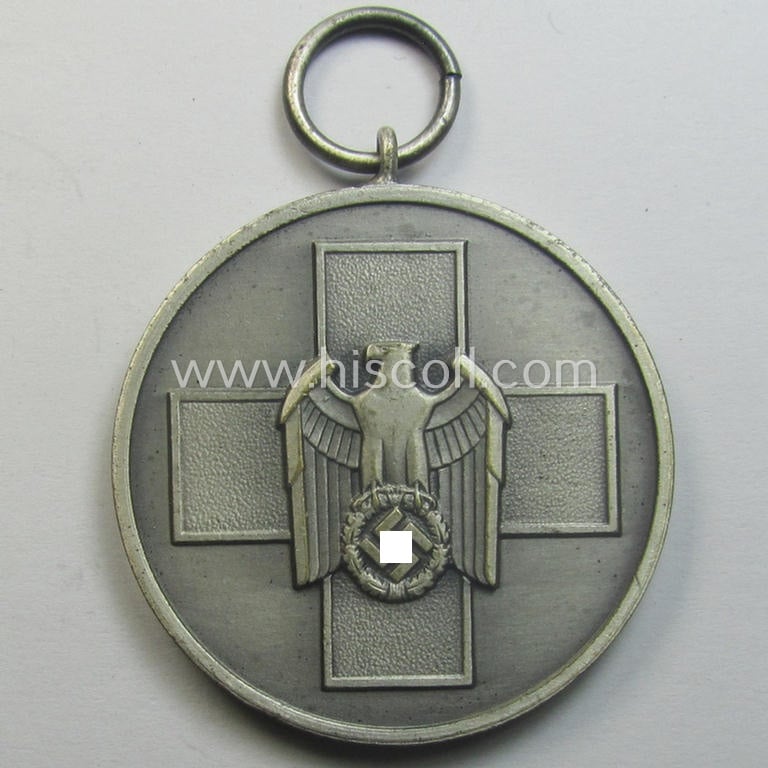 Complete medal-set: 'Medaille für Deutsche Volkspflege' being a non-maker-maker-marked specimen that comes still packed in its original pouch of issue by the 'Gebr. Godet'-company as issued and/or recently found