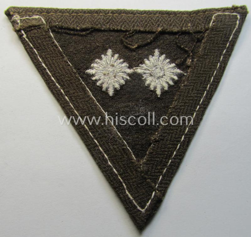 Attractive - and scarcely found! - RAD (or: 'Reichsarbeitsdienst') 'Armwinkel' (or: rank-chevron) as was executed on a brown-coloured- and 'HBT'-like- (ie. 'Drillich'-) based background as was intended for usage by a: 'RAD-Hauptvormann'