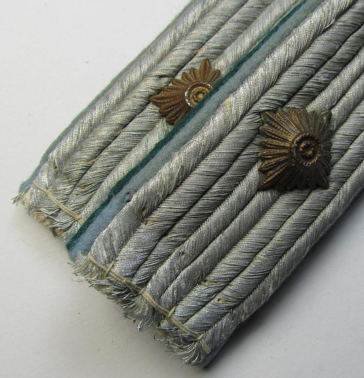 Neat - and/or fully matching! - pair of WH (Luftwaffe) officers'-type (dual-piped) shoulderboards as intended for a medium-ranked administrative-official ie. officer with the rank of: 'Oberleutnant' (ie.: 'Beambte des höheren Dienstes')