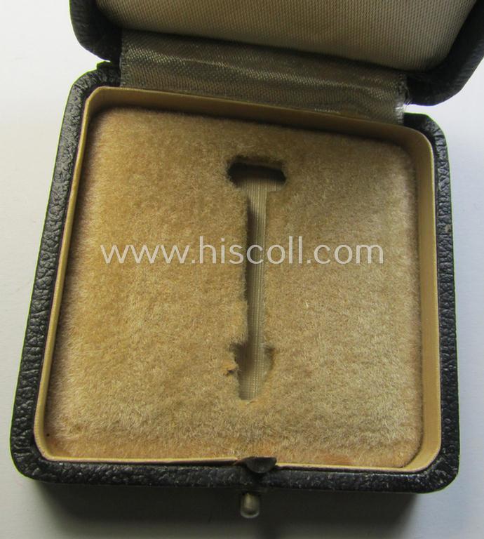 Attractive, 'Eisernes Kreuz 1. Kl.' (or: Iron Cross 1st class) being (I deem) a typical, non-maker-marked example by the maker (ie. 'Hersteller'): 'Rudolf Souval' and that comes in its original, 'generic-styled' etui as issued and found