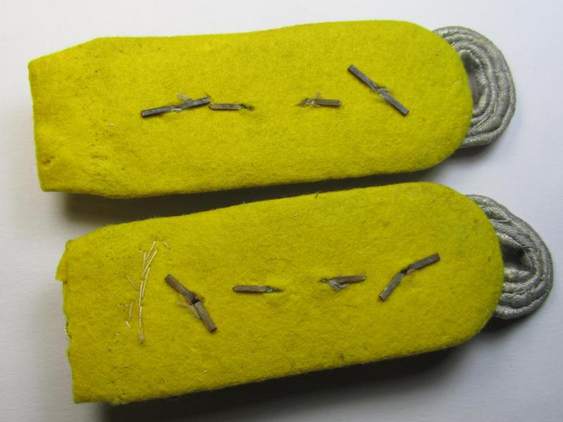 Attractive - and fully matching! - pair of 'high-ranked', WH (Heeres) cyphered officers'-pattern shoulderstraps piped in bright-yellow as was intended for an: 'Oberst eines Nachrichten-Schützen-Regiments'