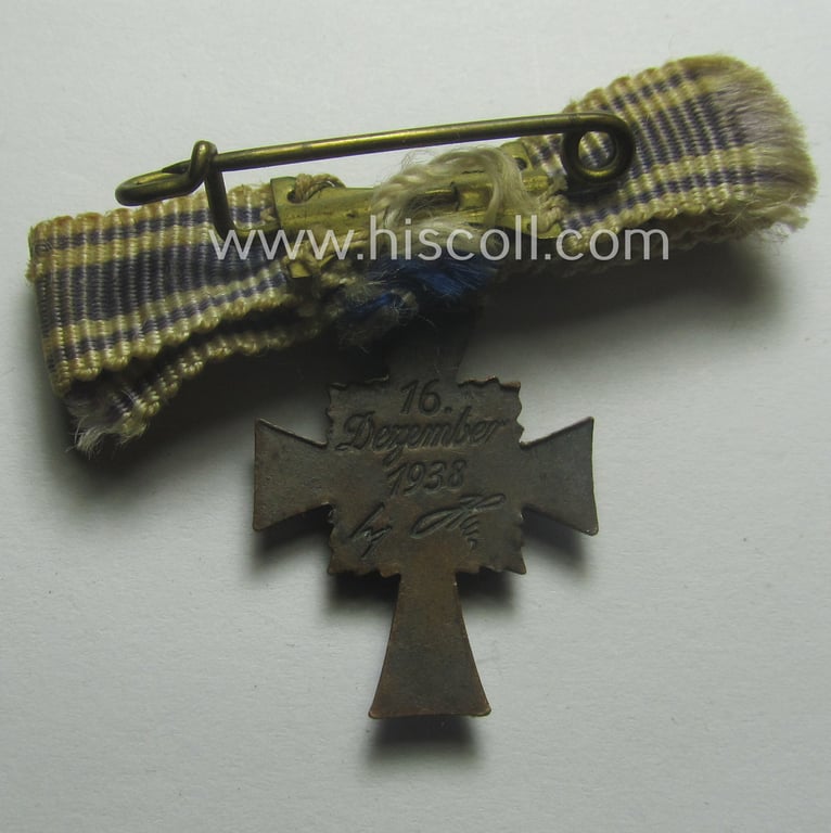 Miniature of an: 'Ehrenkreuz der deutschen Mutter - dritte Stufe' (or: bronze-class mothers'-cross) being a (typical) non-maker-marked example