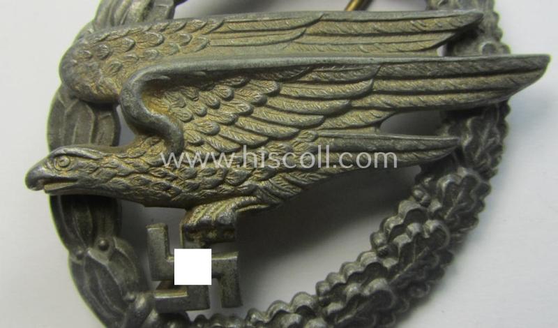 Regrettably incomplete, WH (Luftwaffe) 'Fallschirmschützen-Abzeichen' (or: paratroopers-jumpbadge) being a neatly maker- (ie. 'B&N - L'-) marked- and typical zinc- (ie. 'Feinzink'-) based example by the maker: 'Berg u. Nolte'
