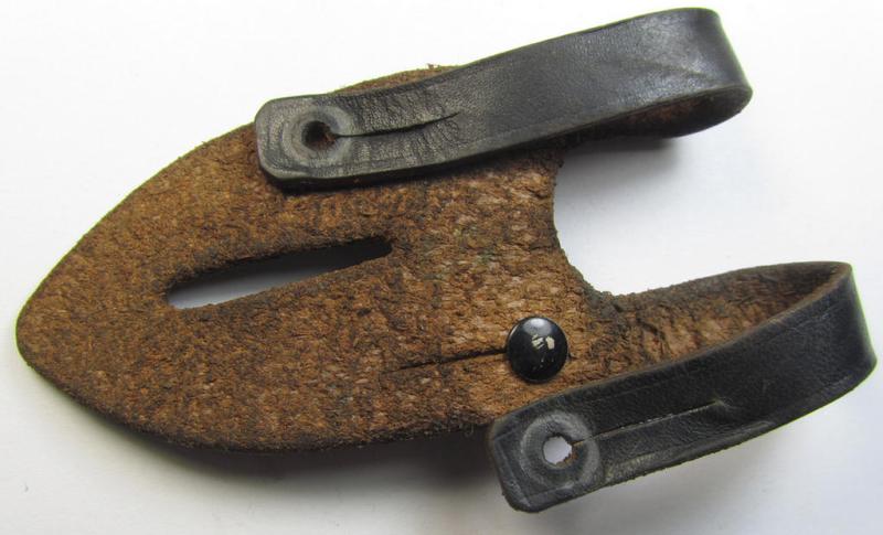 'Standard-issue'-pattern, WH binoculars (ie. 'Dienstglas 6 x 30 o. 10 x 50') so-called: 'anti-movement flap' (or: 'Tragelasche für Dienstgläser') as was executed in black-coloured leather that comes in an issued- ie. used-, condition