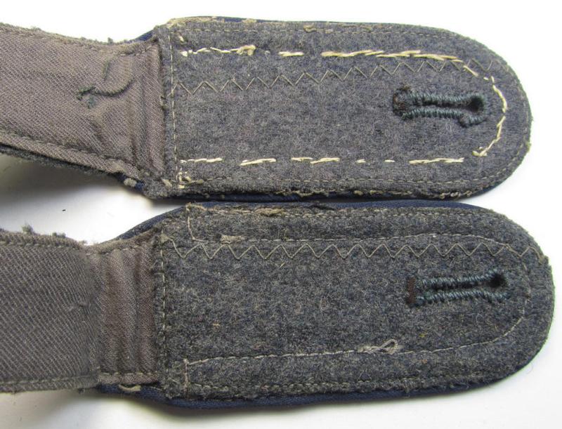 Attractive - and/or fully matching! - pair of WH (Luftwaffe) NCO-type shoulderstraps as piped in the darker-blue-coloured branchcolour as was intended for an: 'Unteroffizier der Sanitäts-Truppen'