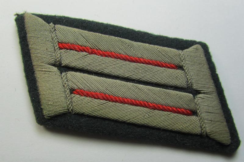 Moderately used - and fully matching! - pair of WH (Heeres) officers'-type collar-tabs, as was piped in the bright-red-coloured branchcolour as was intended for usage by an: 'Offizier der (Sturm)Artillerie-Truppen'