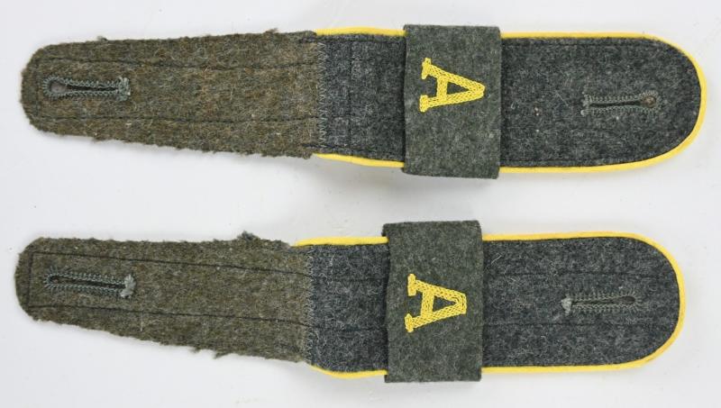 German WH M44 Shoulderboards Signal-Abwehr