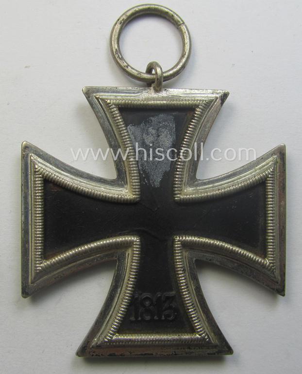 'Eisernes Kreuz II. Klasse' being a maker- (ie. '40'-) marked example that comes together with its non-confectioned ribbon (ie. 'Bandabschnitt') by the maker (ie. 'Hersteller'): 'Berg & Nolte'