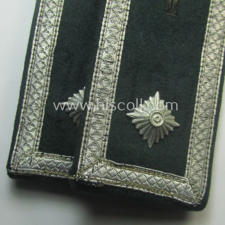 Fully matching - and just minimally used! - pair of WH (Heeres) NCO-type (ie. 'M36- o. M40'-pattern- and/or 'pointed styled') formerly 'cyphered' shoulderstraps as was intended for a: 'Feldwebel eines Gebirgsjäger-Rgts.'