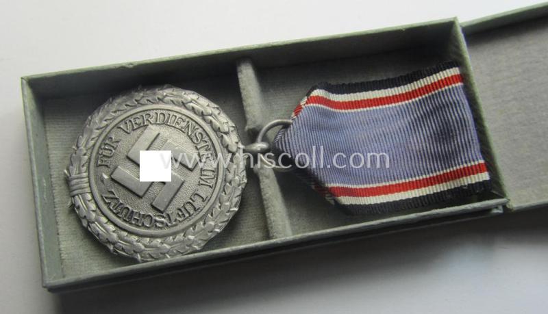 'Stonemint', light-weight (ie. typical aluminium-based) medal as was intended for air-raid wardens 2nd. class (or: 'Luftschutz-Ehrenzeichen 2. Stufe') that comes stored in its period, dove-grey-coloured etui