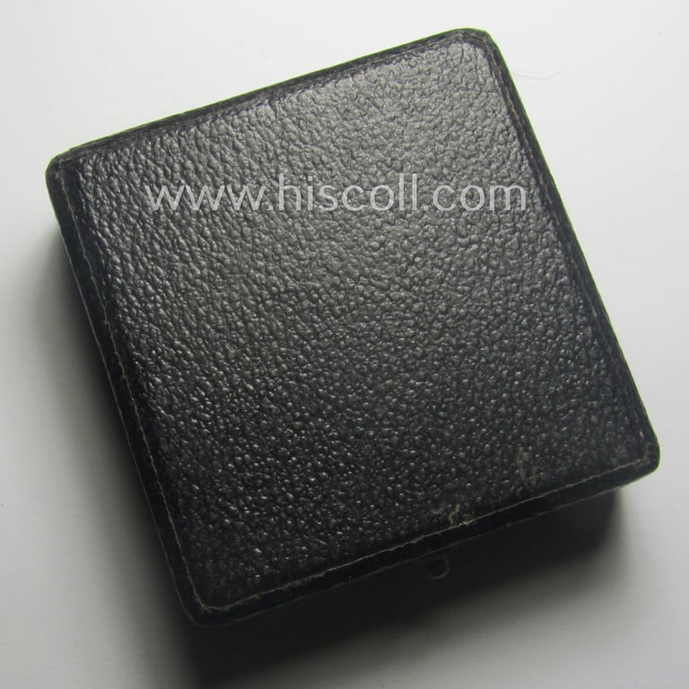 Attractive - albeit empty! - luxuriously-styled etui as was specifically intended to store an: 'Eisernes Kreuz 1. Klasse' (or: Iron Cross 1st class) that comes in an overall nicely preserved condition