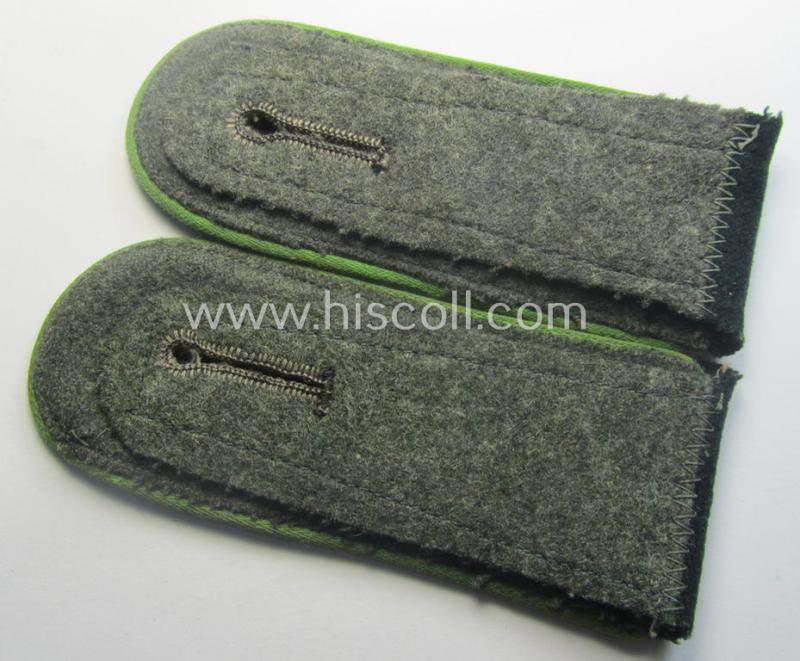 Pair of early- (ie. mid-) war-period so-called: 'M40'-pattern, WH (Heeres) EM-type shoulderstraps as piped in the 'hellgrüner'-coloured branchcolour as intended for a: 'Soldat eines Panzer-Grenadier-Rgts. o. Abtlgs.'