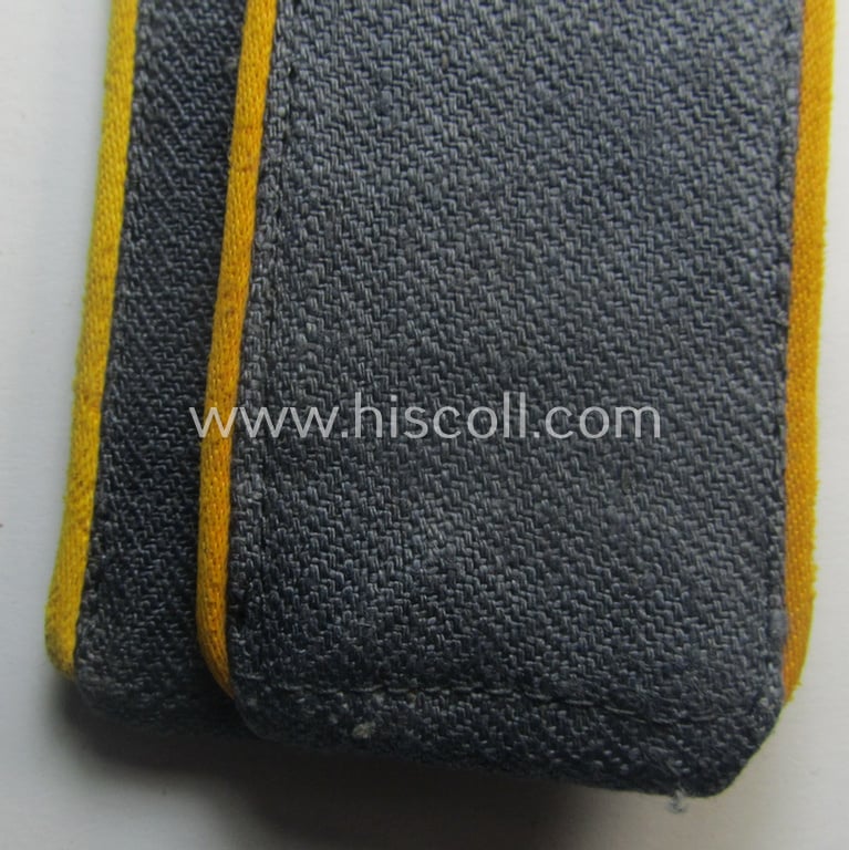 Pair of WH (Luftwaffe) shoulderstraps as was executed in typical 'HBT'-type cloth and piped in the bright-yellow-coloured branchcolour as was intended for a: 'Soldat der Flieger- o. Fallschirmjäger-Trpn.'