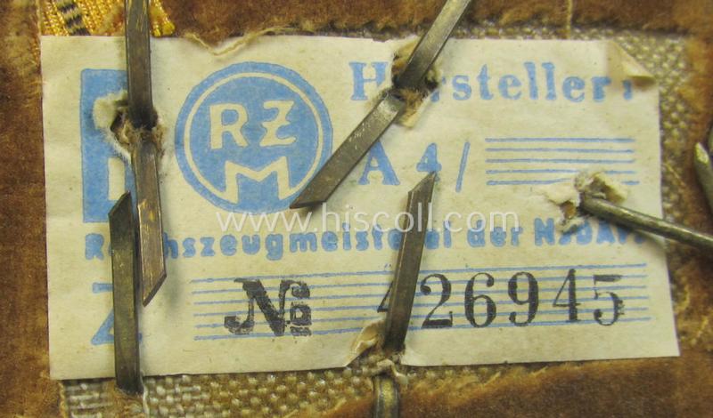 Attractive - albeit single! - N.S.D.A.P.-type collar-patch (ie. 'Kragenspiegel für pol. Leiter') being a piece as intended for usage by an: 'N.S.D.A.P.-Hauptgemeinschaftsleiter' at 'Orts'-level and that comes in a moderately used condition