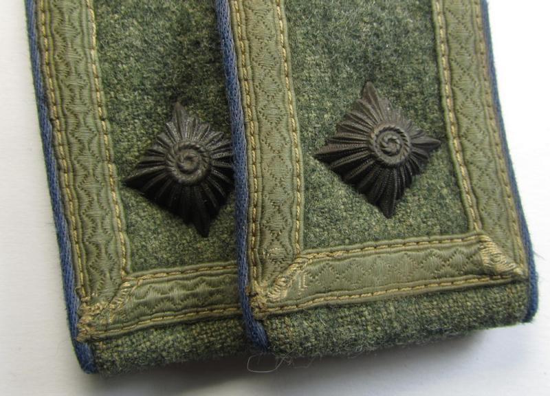 Superb - fully matching and scarcely found! - pair of WH (Heeres) - I deem - mid-war-period- (ie. 'M41/M43'-pattern) NCO-type shoulderstraps as was intended for usage by a: 'Feldwebel einer Sanitäts-Abteilungs'