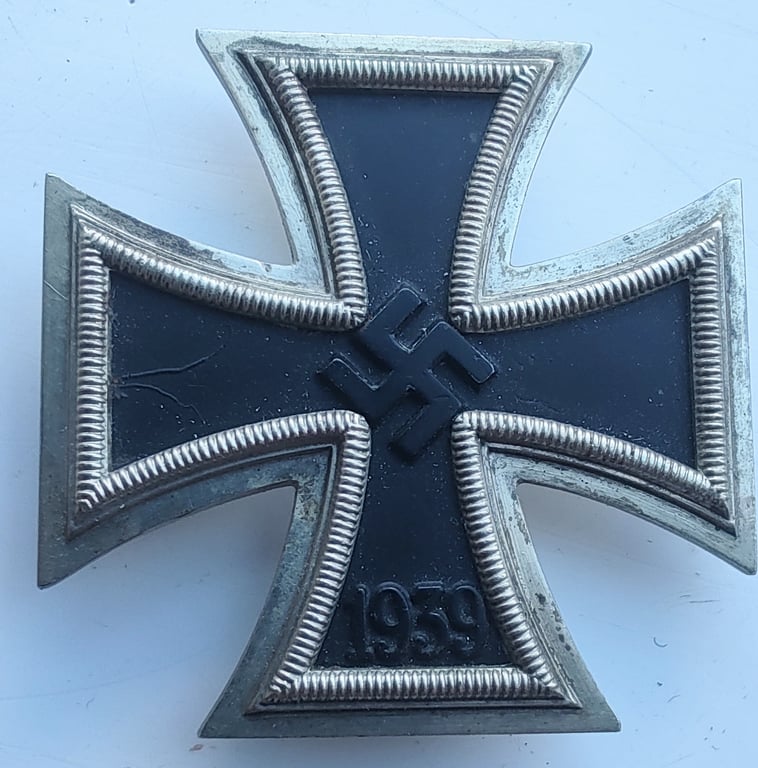 WWII EK1 (Iron Cross 1st class) Deumer Early Unmarked Screw Back Clamshell Type