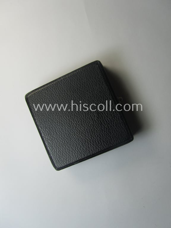 Attractive - albeit empty! - luxuriously-styled etui as was specifically intended to store an: 'Eisernes Kreuz 1. Klasse' (or: Iron Cross 1st class) that comes in an overall nicely preserved condition