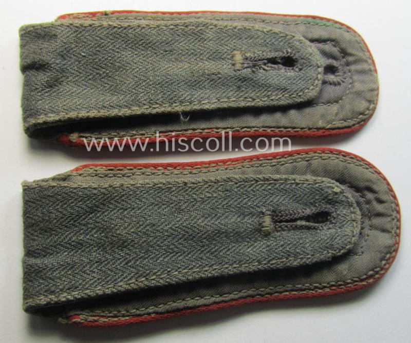 Superb - matching and rarely found! - pair of WH (Luftwaffe) NCO-type shoulderstraps as was executed in typical 'HBT'-type cloth and piped in the bright-red-coloured branchcolour as intended for usage by an: 'Oberwachtmeister der Flak-Artillerie'