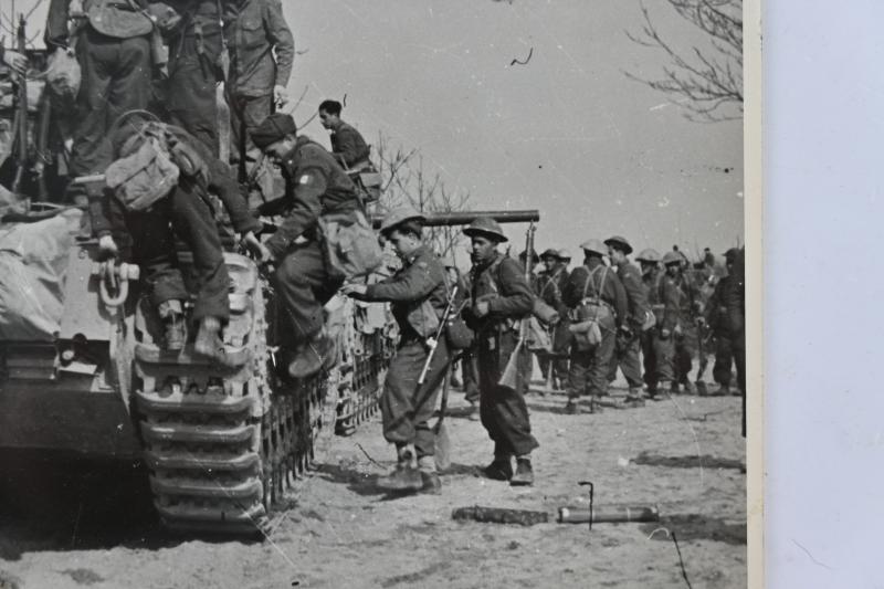 US WW2 Press Photo 'British Troops on the Front'