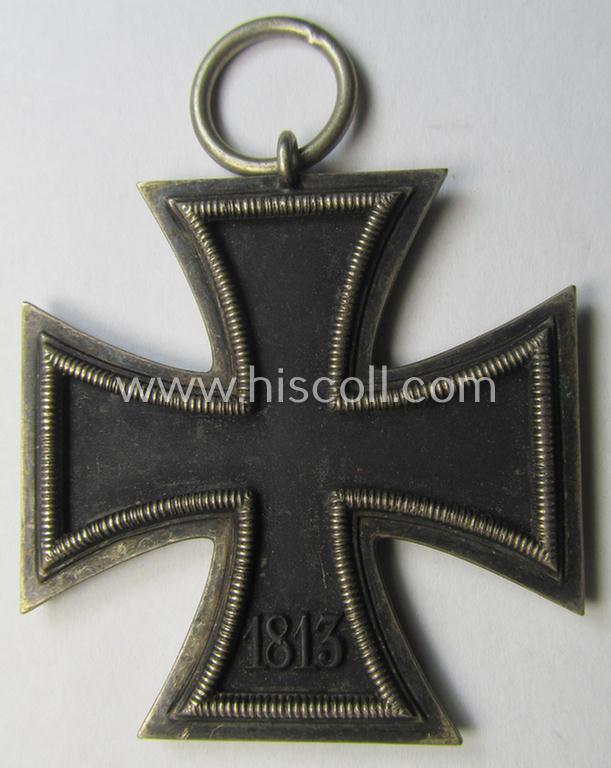 Attractive, 'Eisernes Kreuz II. Klasse' being a non-maker-marked example that comes together with its original- and never-mounted ribbon (ie. 'Bandabschnitt') as was (I deem) produced by the maker (ie. 'Hersteller'): 'J.E. Hammer & Söhne'