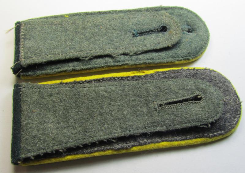 Neat - albeit regrettably mis-matched - pair of WH (Heeres), early- (ie. pre-) war-period- (ie. 'M36 o. 40'-pattern-) EM-type shoulderstraps as was specifically intended for usage by a: 'Soldat u. Mitglied einer Nachrichten-Regiments'