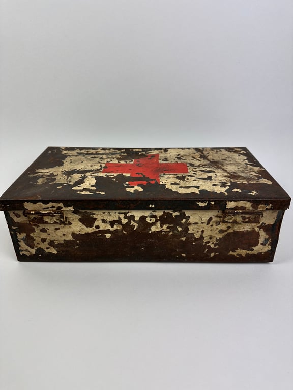 WW2 German "Verbandkasten " white whit red cross