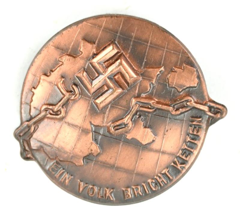 German Third Reich Tinnie Badge 'Ein Volk Bring Ketten'