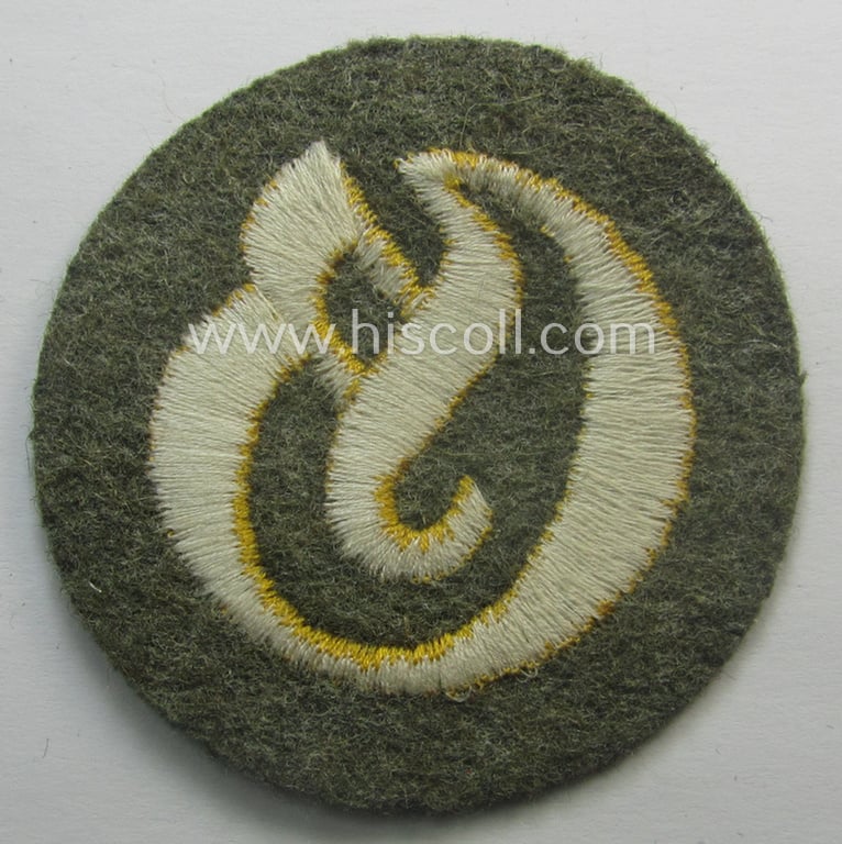 Neat - later-war-period- and actually quite scarcely encountered! - WH (Heeres) machine-embroidered, trade- or special-career insignia (ie. 'Laufbahn- o. Tätigkeitsabzeichen') as was intended for a: 'Geräteverwaltungs-Unteroffizier'