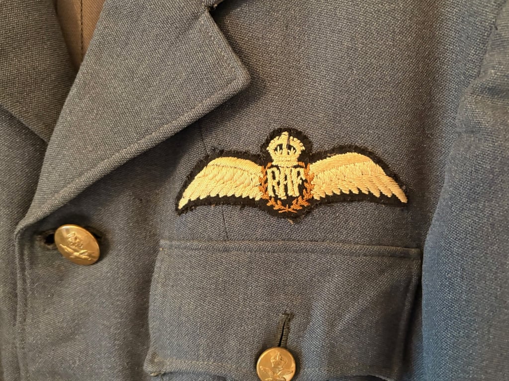 AUTHENTIC ORIGINAL WWII BRITISH RAF FLIGHT LIEUTENANT PILOTS TUNIC.