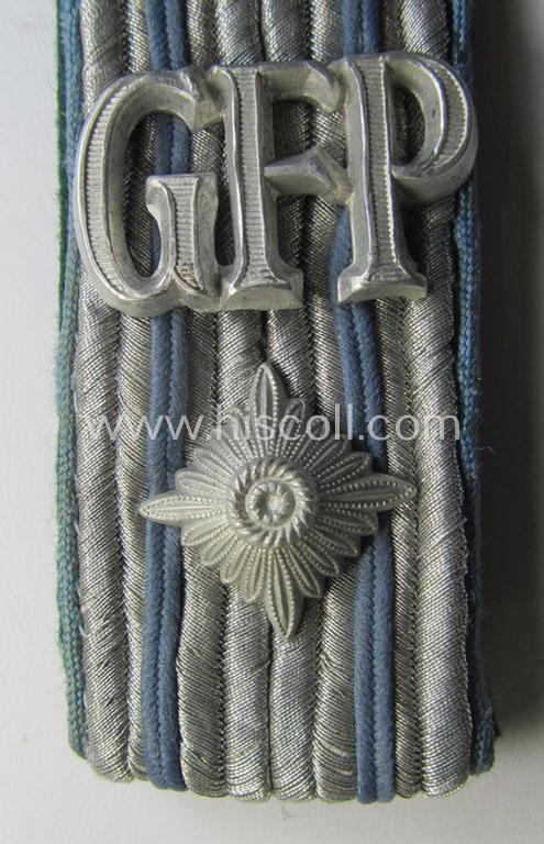 Attractive - albeit single but still very scarcely encountered! - neatly 'cyphered', officers'-type shoulderboard for a WH (Heeres) 'Feldpolizeiobersekretär der Geheime Feldpolizei' (being of a rank comparable with an: 'Oberleutnant')