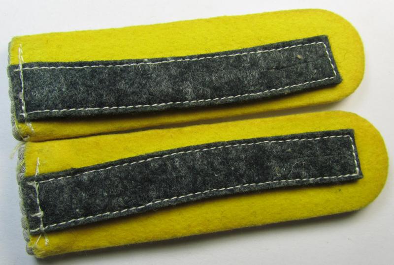 Fully matching pair of WH (Heeres) officers'-type shoulderboards as was intended for uage by a: 'Leutnant eines Nachrichten-Abteilung o. Regiments'