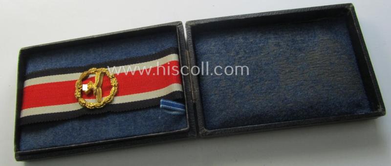 Stunning - and rarely encountered! - 'Ehrenblattspange der Luftwaffe' (or: airforce honour-roll clasp) being a 'Buntmetall'- (ie. 'Tombak'-) based example by the maker (ie. 'Hersteller') 'Otto Klein & Co.' that comes in its rarely seen etui