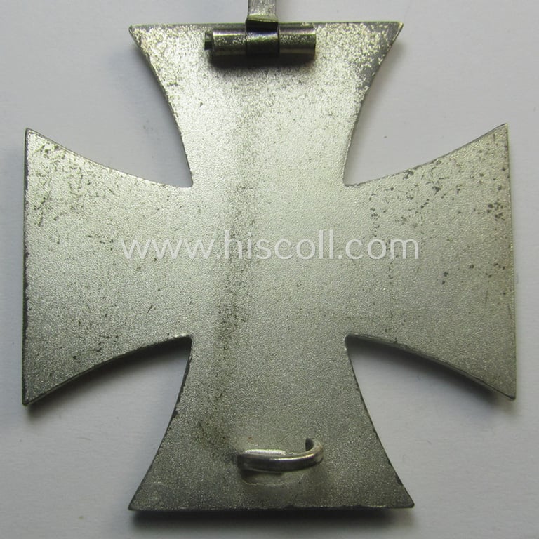 Superb, 'Eisernes Kreuz 1. Kl.' (or: Iron Cross 1st class) being a (typical) maker- (ie. 'L/18'-) marked example as was produced by the maker (ie. 'Hersteller'): 'B.H. Mayer's Kunstprägeanstalt' and that comes in its period (simplified) 'LDO-etui