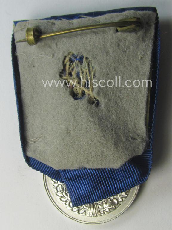 Superb, bright silver-toned WH (Heeres- o. KM) so-called: 'Einzelspange' showing a: 'WH-Dienstauszeichnung 4. Stufe' (as was intended for 4 years of loyal-service) and that shows a detailed, 'Heeres'-type-eagle-device, period-attached