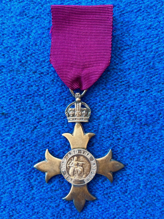 AUTHENTIC BRITISH WWI 1917 CASED OBE STERLING SILVER SET MEDAL WITH MINIATURE.