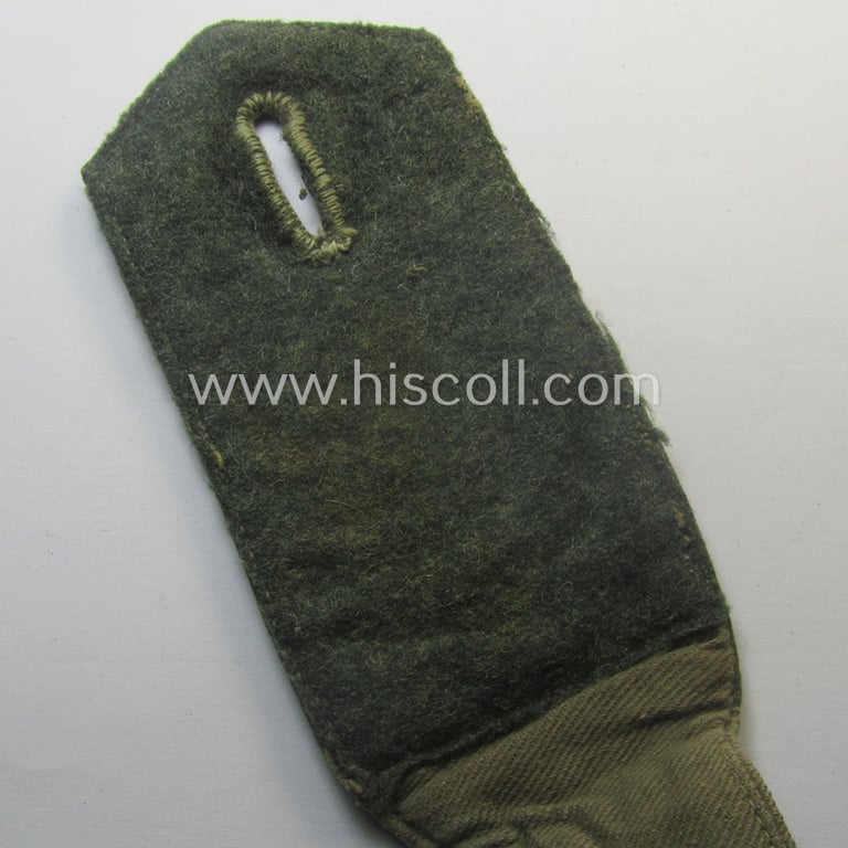 Neatly 'cyphered'- (and pre-war-period albeit regrettably single!), WH (Kriegs- o. Reichsmarine) EM-type shoulderstrap as constructed from HBT-material as intended for a: 'Soldat des Küsten-Artillerie-Abtgs. 6'