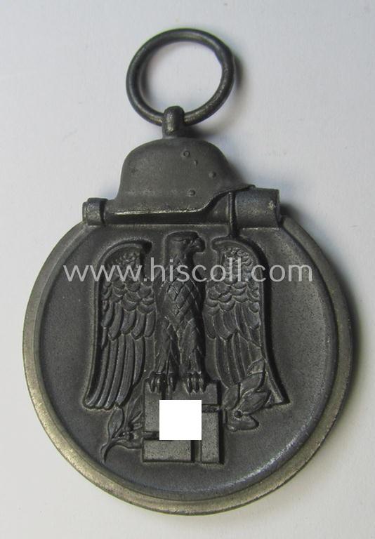 Attractive medal-set: 'Winterschlacht im Osten 1941-42' being a maker- (ie. '15'-) marked specimen by the maker- (ie. 'Hersteller') named: 'Friedrich Orth' and that comes packed in its original, 'Zellstoff'-based pouch