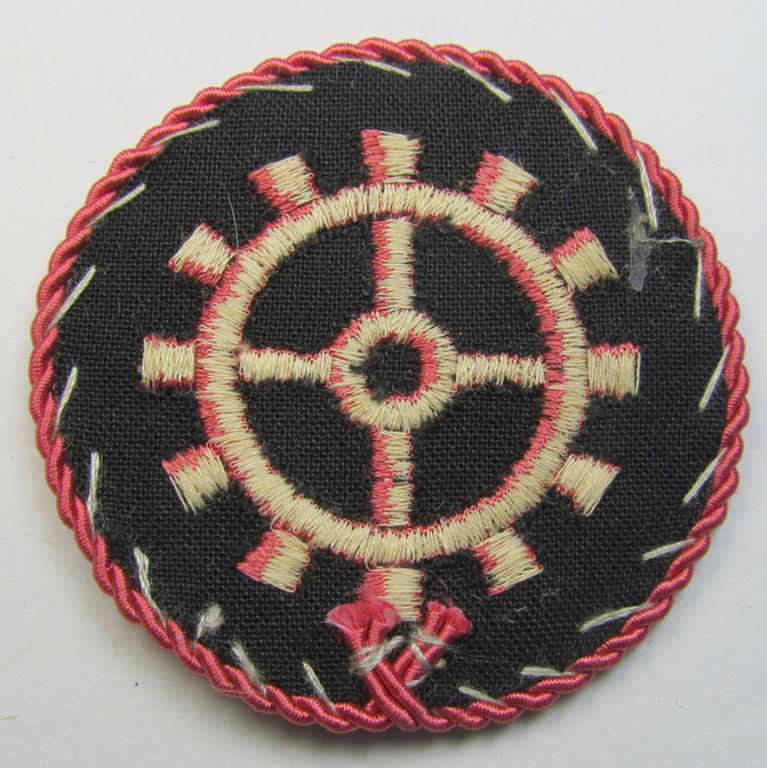 WH (Heeres ie. 'Panzer'-) machine-embroidered-, trade- ie. special-career patch, having a not that often encountered (bright-pink-coloured) 'Kordel' (ie. 'Umrandung') attached, as was intended for a: 'Panzerwarte o. Kfz.-Warte der I. Klasse'