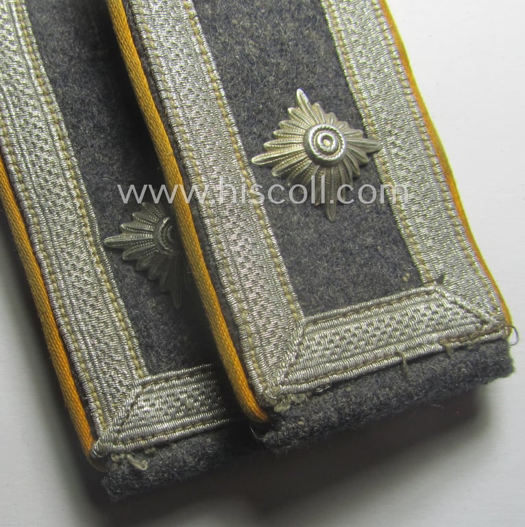 Pair of WH (Luftwaffe) NCO-type shoulderstraps: 'Feldwebel der Flg. o. FJ-Trpn.'