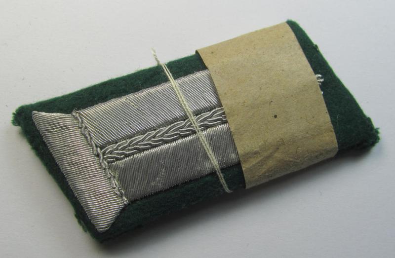 Attractive - and matching! - pair of RAD- (ie. 'Reichsarbeitsdienst') hand-embroidered, officers'-type collar-tabs (of the 2nd pattern) as mounted onto a green-coloured background as was intended for a medium-ranked RAD-officer ('mittlere Führer...