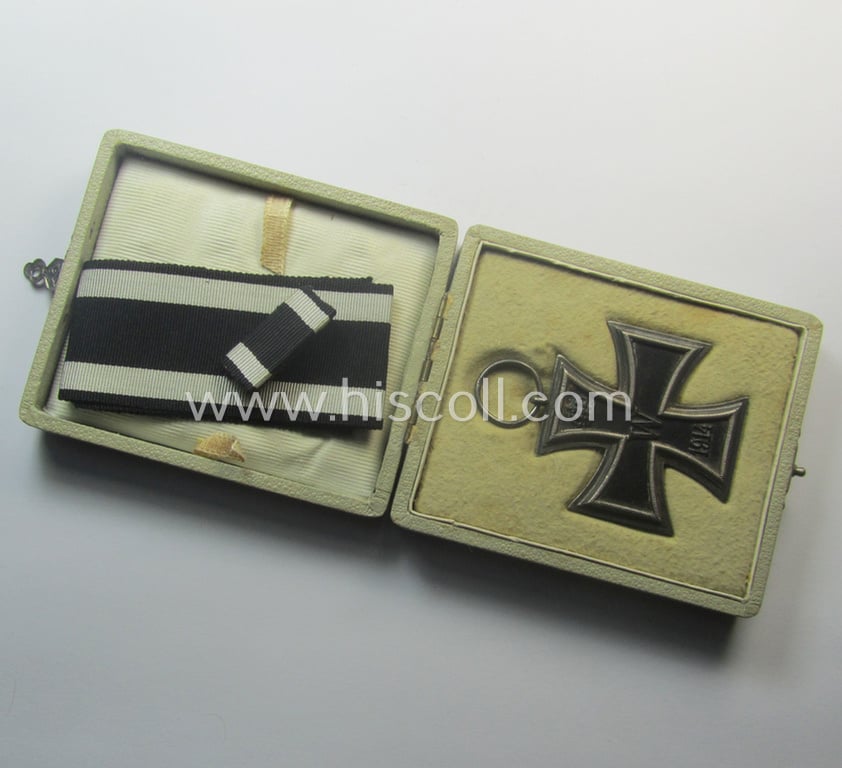Superb - and quite unusual! - WWI-period: 'Eisernes Kreuz II. Kl.' (or: iron cross second class) being a maker- (ie. 'M'-) marked example that comes stored in its luxuriously-styled, greyish-coloured etui as issued and/or found
