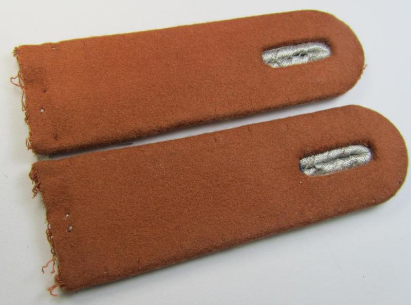 Attractive - and fully matching - pair of WH (Luftwaffe) officers'-type shoulderboards as piped in the light-brown-coloured branchcolour as was intended for a: 'Leutnant der Nachrichten-Truppen'