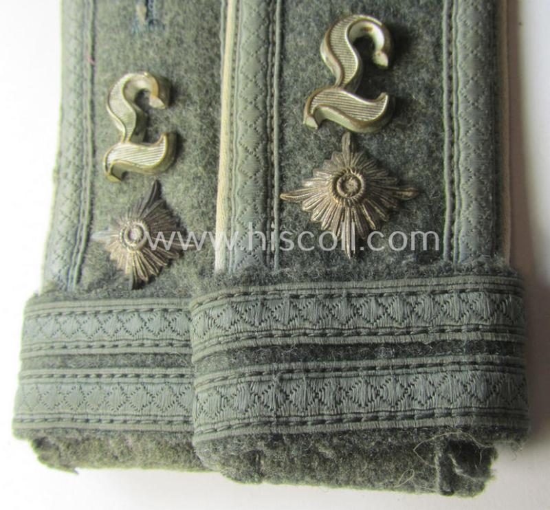 Superb - fully matching and actually truly scarcely seen! - pair of WH (Heeres) NCO-type (ie. 'M40- o. M43'-pattern) shoulderstraps as was intended for usage by a: 'Feldwebel u. Offiziers-Anwärter einer Infanterie Lehr-Bataillons o. Regiments'