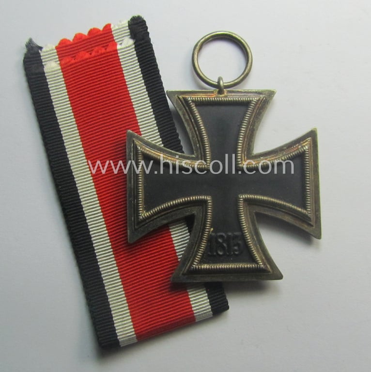 Superb - and very rarely found! - 'Eisernes Kreuz 2. Kl.' (ie. Iron Cross 2nd Class) being a maker- (ie. '75'-) marked example that comes stored in its period 'Zellstoff'-based pouch by the: 'Julius Maurer'-company