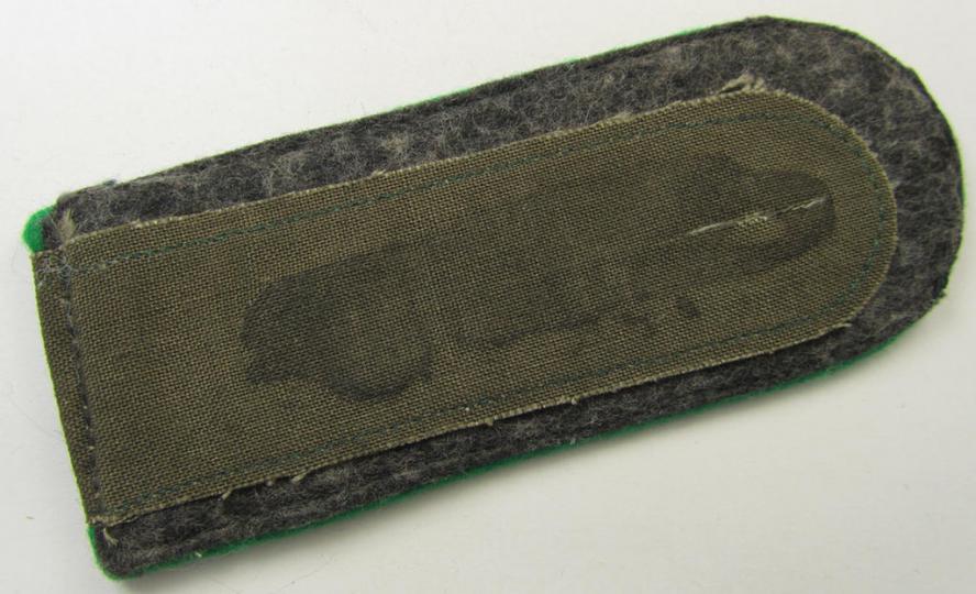 Single, later-war-period- and somewhat simplified, WH (Luftwaffe) enlisted-mens'-type shoulderstrap as piped in the green-coloured branchcolour as was intended for usage by a: 'Soldat der Felddivision-Truppen'
