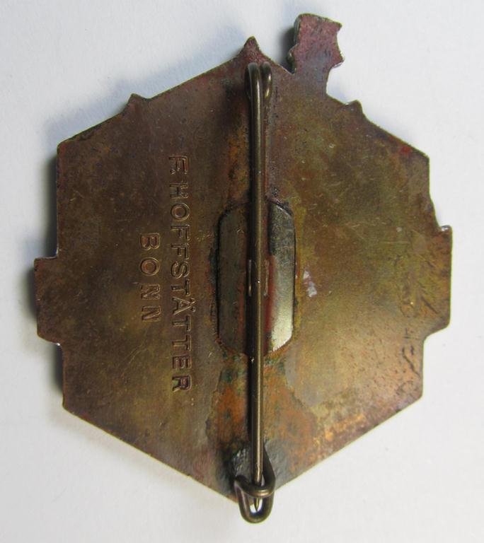 Attractive, so-called: 'KdF'- ('DAF- o. Kraft durch Freude'-) related day-badge (ie. 'tinnie') as was issued to commemorate the Mediterranean-trips and depicting a scene in Venice and text: 'Mittelmeerreisen - KdF - 1938-1939'