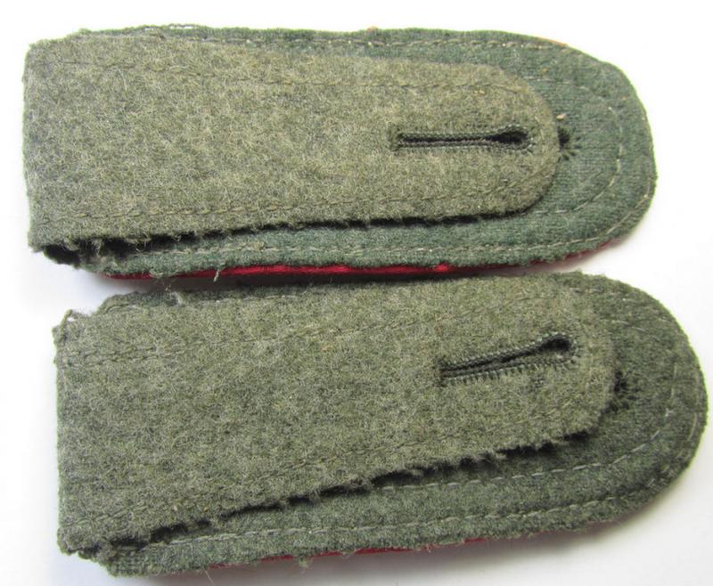 Superb - and/or fully matching! - pair of mid-war-period, so-called: 'M43'-pattern WH (Heeres) NCO-type shoulderstraps as piped in the 'karmesinroter'-coloured branchcolour as was intended for a: 'Feldwebel u. Mitglied der Veterinär-Truppen'