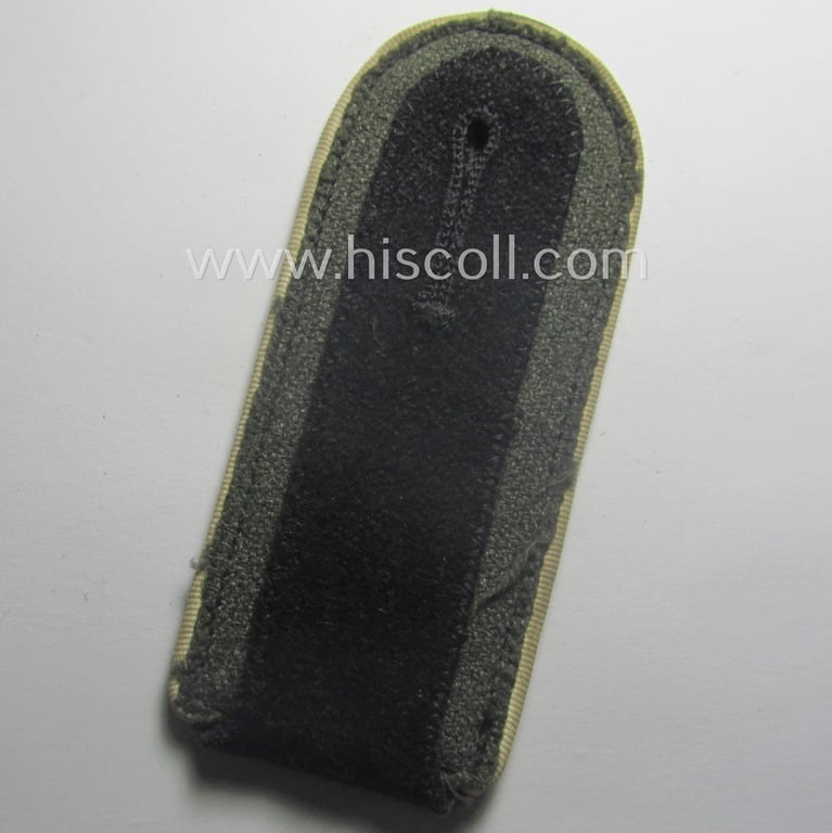 Single, Waffen-SS, EM-type shoulderstrap as piped in the white-coloured branchcolour: 'SS-Mann der Infanterie-Trpn.'