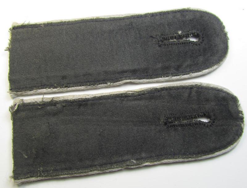 Attractive - and fully matching! - pair of DRK (ie. 'Deutsches Rotes Kreuz') white-piped, EM-type shoulderstraps as was intended for usage by a: 'DRK Helfer'